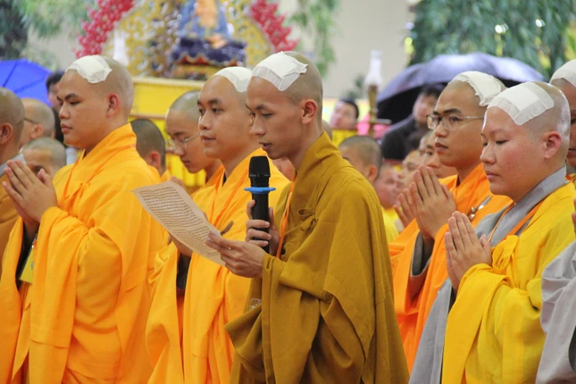 Tân Tỳ-kheo Thích Tâm Sỹ đại diện các giới tử dâng lời phát nguyện