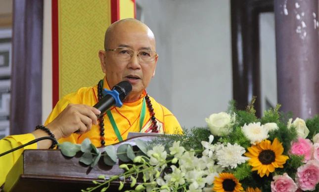 Hòa thượng Thích Khế Chơn tuyên đọc diễn văn bế mạc