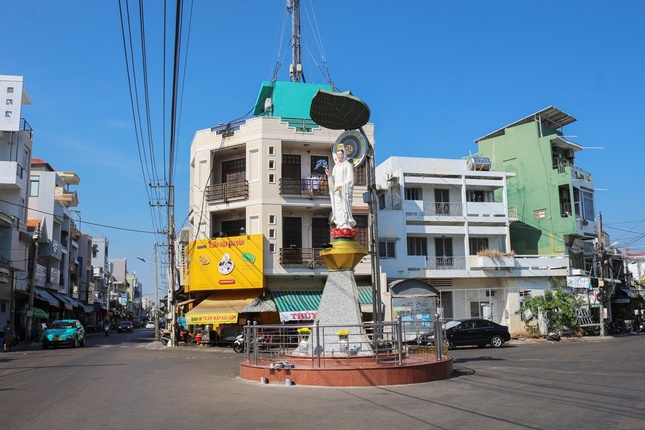 Ni trưởng trụ trì chùa Pháp Bảo cho biết, trước đây, vào thập niên 60, khu vực này thường xuyên xảy ra tai nạn xe. Vì thế, đạo hữu Bùi Nhung Truyền là Hội trưởng khuôn hội Pháp Bảo đã vận động đồng bào Phật tử khởi công xây dựng đài Quán Âm để cầu mong sự bình an và giảm thiểu tai nạn