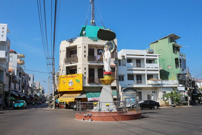 Ni trưởng trụ trì chùa Pháp Bảo cho biết, trước đây, vào thập niên 60, khu vực này thường xuyên xảy ra tai nạn xe. Vì thế, đạo hữu Bùi Nhung Truyền là Hội trưởng khuôn hội Pháp Bảo đã vận động đồng bào Phật tử khởi công xây dựng đài Quán Âm để cầu mong sự bình an và giảm thiểu tai nạn