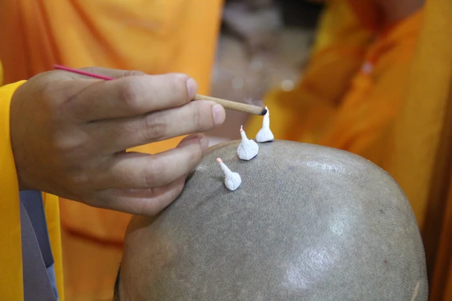 Nhiên hương cúng dường