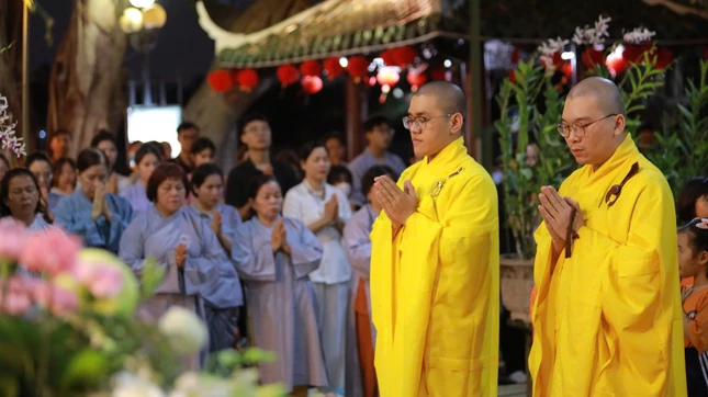 Chư Tăng chùa Diệu Pháp hướng dẫn đại chúng đảnh lễ Tam bảo