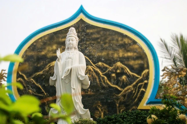 Tôn tượng Quán Âm lộ thiên được tạc bằng đá Non Nước ở Đà Nẵng, cao 3m, an vị tại chùa Dư Khánh (TP.Gò Công, tỉnh Tiền Giang) vào năm 2017