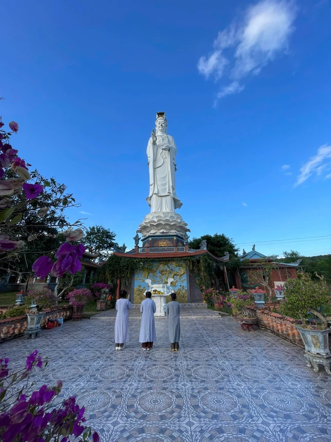 Tôn tượng Quán Thế Âm tại chùa Sơn Thành (H.Hướng Hóa, Quảng Trị) cao 28m, được an vị vào năm 2015