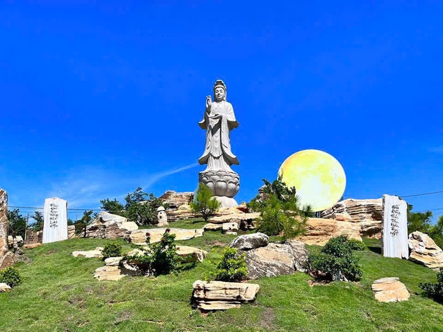 Tượng Bồ-tát Quán Âm được an vị trong khuôn viên tịnh thất Quan Âm (thôn Phú Hưng, xã Hải Phú, Quảng Trị). Hai bên có hai câu đối, được đề trên đá: "Thề nguyện rộng sâu, mười phương cùng khen ngợi/ Từ bi rộng lớn, chín giới đều nương về"