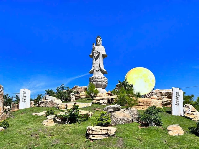 Tượng Bồ-tát Quán Âm được an vị trong khuôn viên tịnh thất Quan Âm (thôn Phú Hưng, xã Hải Phú, Quảng Trị). Hai bên có hai câu đối, được đề trên đá: "Thề nguyện rộng sâu, mười phương cùng khen ngợi/ Từ bi rộng lớn, chín giới đều nương về"