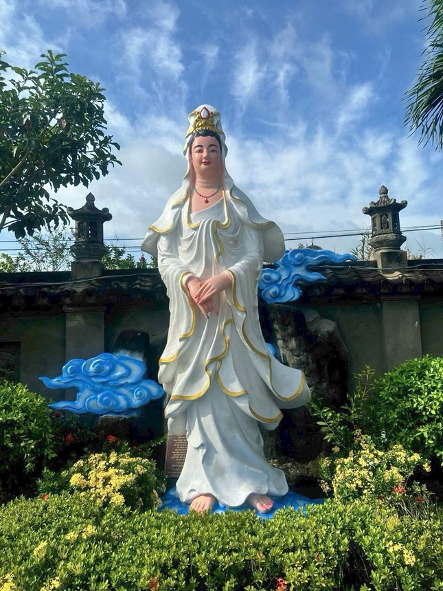 Bên cạnh đại tượng Bồ-tát Quán Thế Âm, trong khuôn viên chùa Thành Phước còn an vị nhiều pho tượng là 32 ứng thân của Ngài