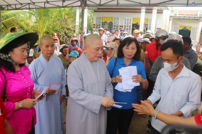 Trao quà đến các hoàn cảnh khó khăn