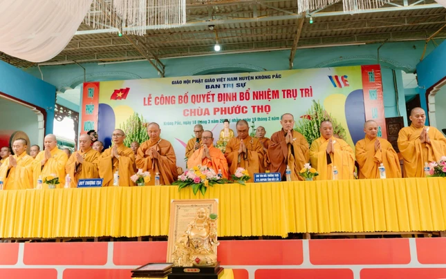 Chư tôn đức niệm Phật cầu gia hộ