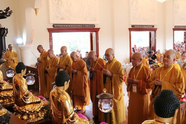 Chư tôn đức niêm hương, đảnh lễ Tam bảo