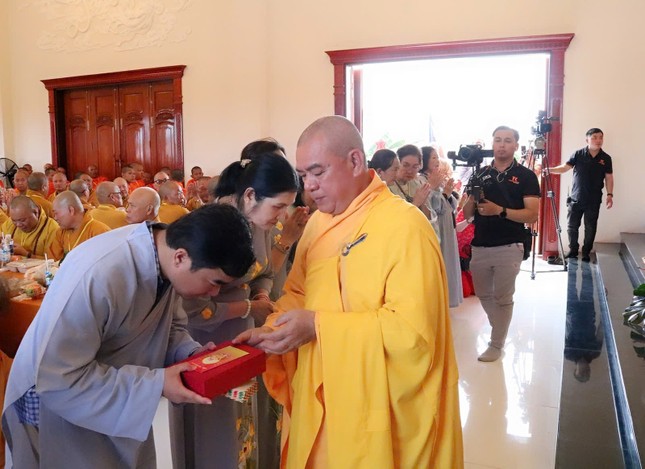 Thượng tọa Thích Trí Thọ, trụ trì chùa Phật Quang trao kỷ niệm chương đến các Phật tử, mạnh thường quân