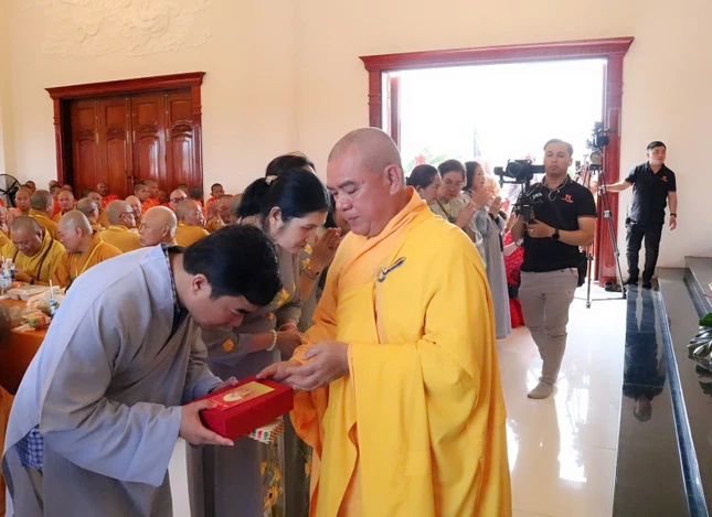 Thượng tọa Thích Trí Thọ, trụ trì chùa Phật Quang trao kỷ niệm chương đến các Phật tử, mạnh thường quân