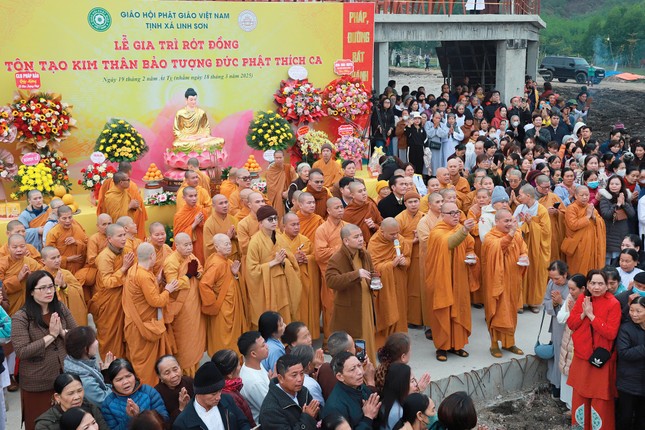 Chư tôn đức cử hành nghi thức sái tịnh - Ảnh: Thành Trung