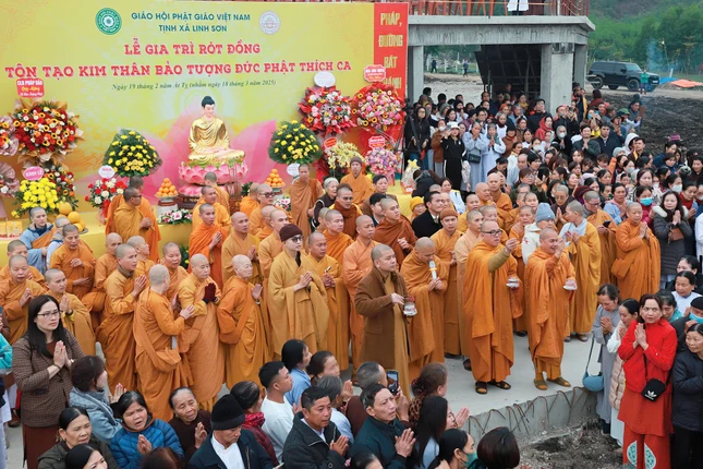 Chư tôn đức cử hành nghi thức sái tịnh - Ảnh: Thành Trung