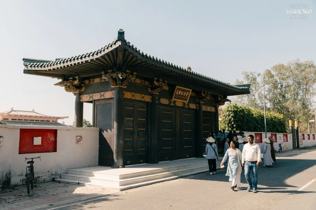 Trước cổng Huyền Trang kỷ niệm đường