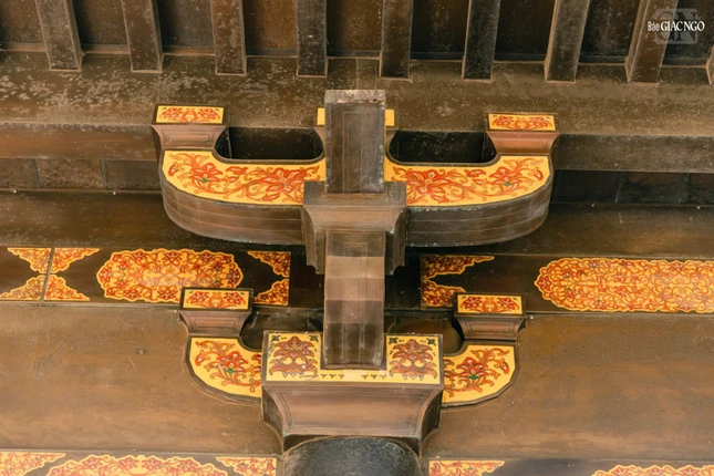 Họa tiết nơi cổng, kết cấu bằng đồng