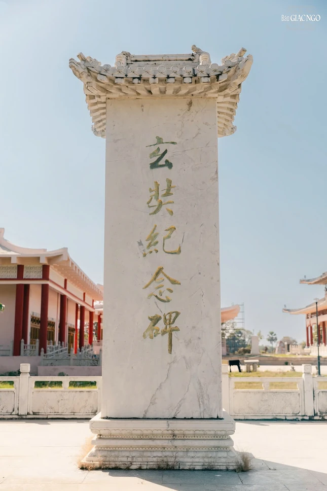 Bia tưởng niệm ngài Huyền Trang