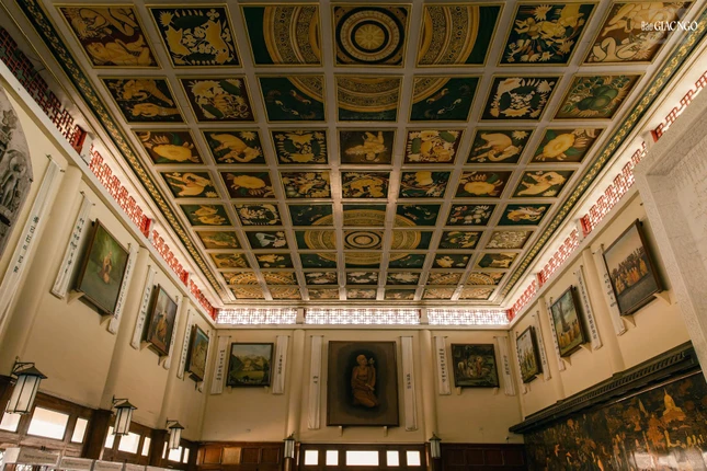 Tranh tường và họa tiết trên trần của nhà tưởng niệm ngài Huyền Trang