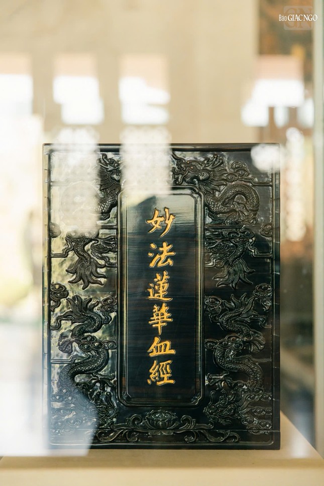 "Diệu pháp Liên hoa huyết kinh"