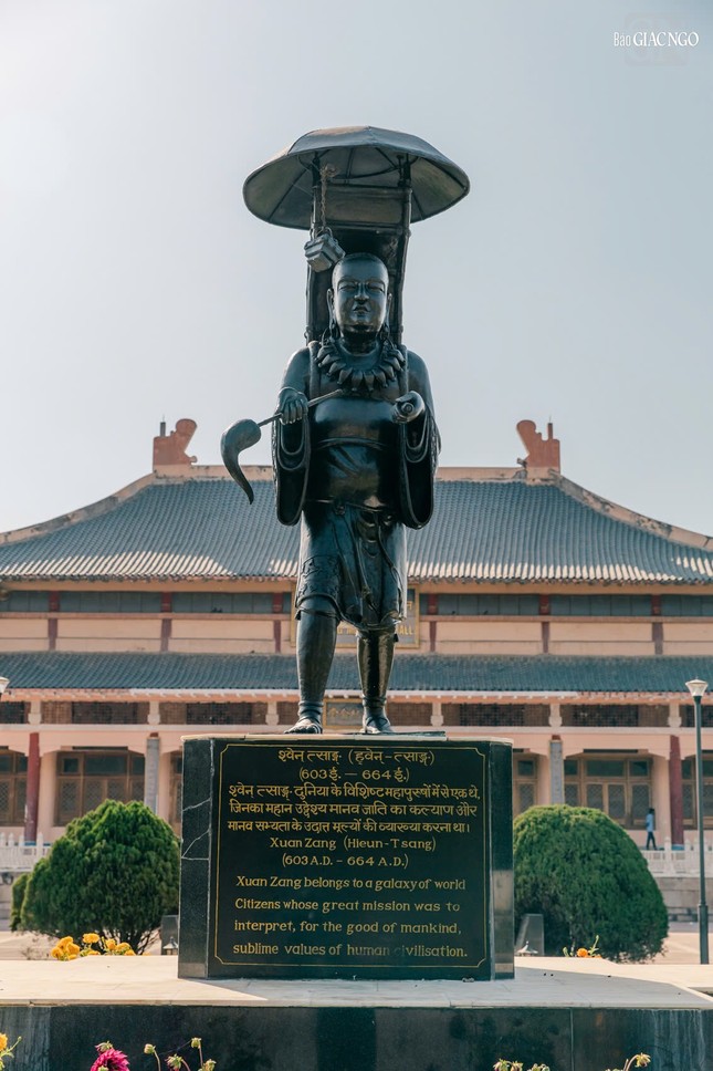 Tượng ngài Huyền Trang với hình ảnh mang gùi kinh trên đường du hành sang Tây Thiên tầm đạo