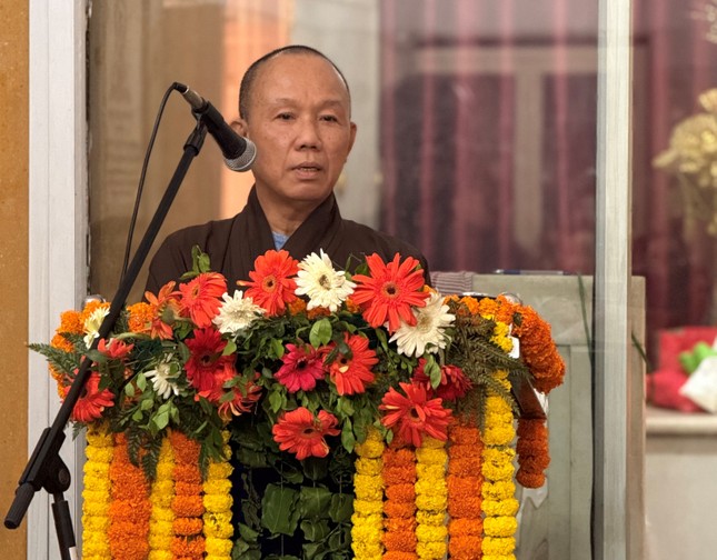 Thượng tọa Thích Hạnh Chánh trình bày tham luận
