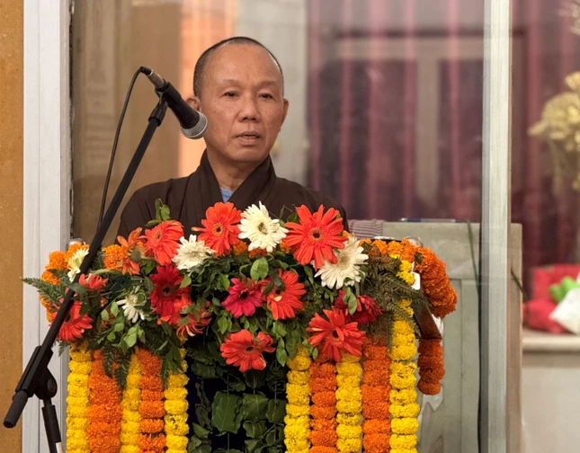 Thượng tọa Thích Hạnh Chánh trình bày tham luận