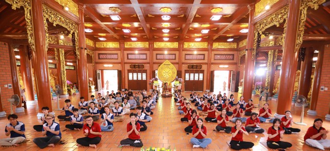 Sinh viên các khoa thuộc Trường Đại học Khoa học Tự nhiên tham dự buổi sinh hoạt ngoại khóa