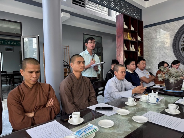 Thành viên của Ban phát biểu đóng góp ý kiến tại phiên họp