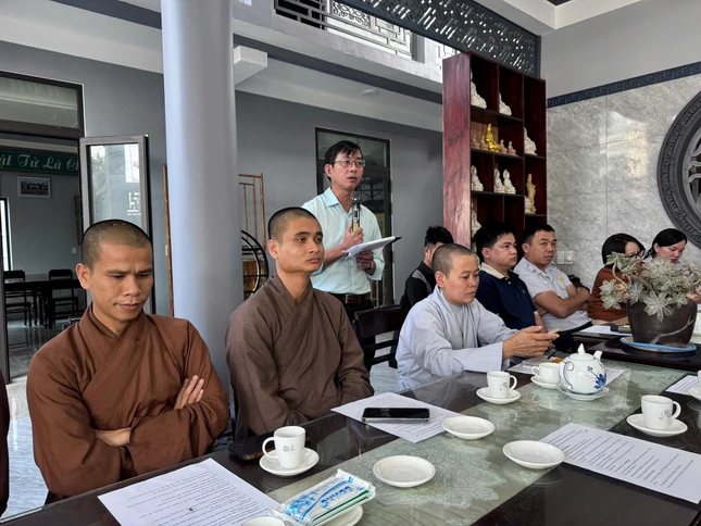 Thành viên của Ban phát biểu đóng góp ý kiến tại phiên họp