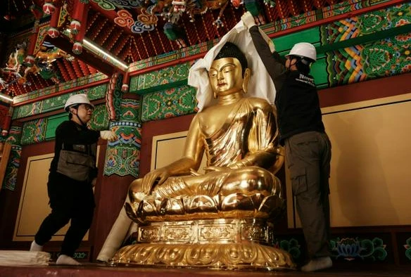 Tượng Phật dát vàng quá lớn để di chuyển nên được các thành viên của Trung tâm Bảo tồn di sản văn hóa Gyeongbuk Seobu bọc bằng vải cotton và chăn chống cháy Tượng Phật dát vàng quá lớn để di chuyển nên được các thành viên của Trung tâm Bảo tồn di sản văn hóa Gyeongbuk Seobu bọc bằng vải cotton và chăn chống cháy