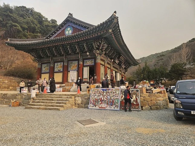 ... và các cổ vật ở chùa Gounsa được đưa đến nơi an toàn - Ảnh: Yonhap ... và các cổ vật ở chùa Gounsa được đưa đến nơi an toàn - Ảnh: Yonhap