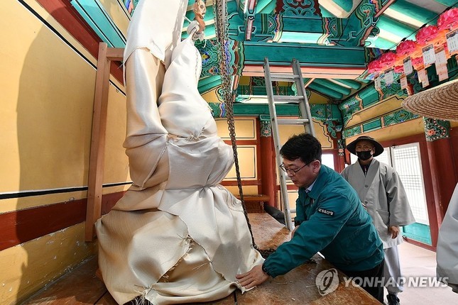 Tượng Phật bằng đá quý...