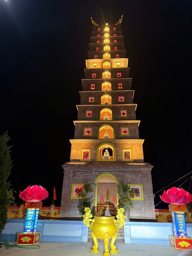 Bảo tháp có 13 tầng, cao 29m, an vị tôn tượng Bồ-tát Địa Tạng và 48 tôn tượng Đức Phật A Di Đà