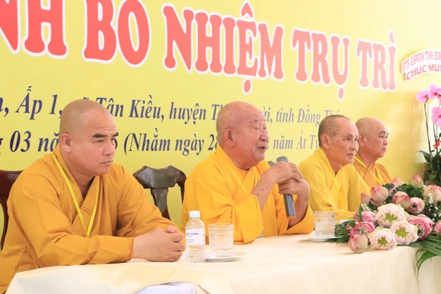 Trưởng lão Hòa thượng Thích Nhật Quang ban đạo từ Trưởng lão Hòa thượng Thích Nhật Quang ban đạo từ