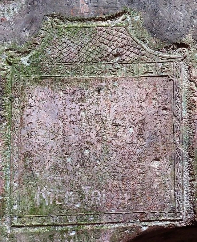 Ma nhai Ngũ Uẩn sơn cổ tích Phật tịch diệt lạc tại động Vân Thông bị xâm hại thô bạo bởi nét đục đè lên bề mặt - Ảnh: Hoàng Sơn