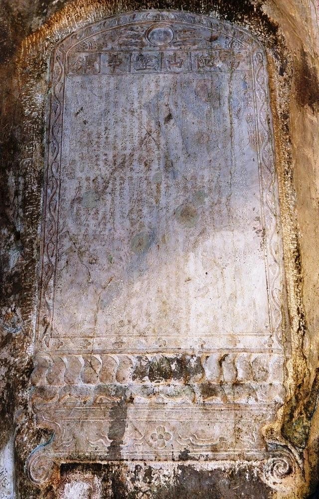 Ma nhai Phổ Đà sơn linh trung Phật, ma nhai có giá trị hàng đầu tại Ngũ Hành Sơn xuất hiện nhiều vết nứt - Ảnh: Hoàng Sơn