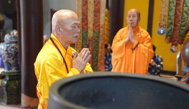 Hòa thượng Thích Giác Đạo sám chủ lễ cúng ngọ truyền thống