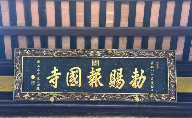 Bức hoành thếp vàng khắc năm chữ "Sắc tứ Báo Quốc tự" được chúa Nguyễn Phúc Khoát ngự đề năm 1747