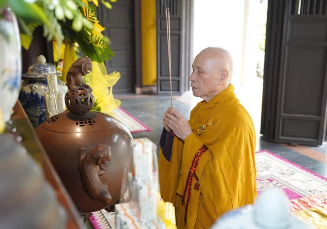 Trưởng lão Hòa thượng Thích Giác Quang dâng hương tưởng niệm