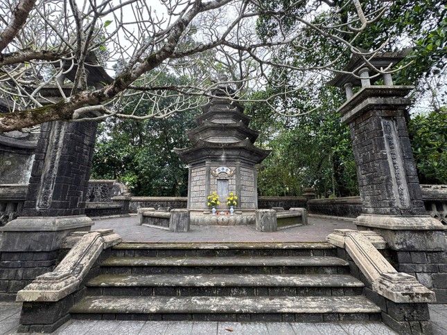 Bảo tháp cố Đại lão Hòa thượng Thích Trí Thủ trong khuôn viên tổ đình Báo Quốc