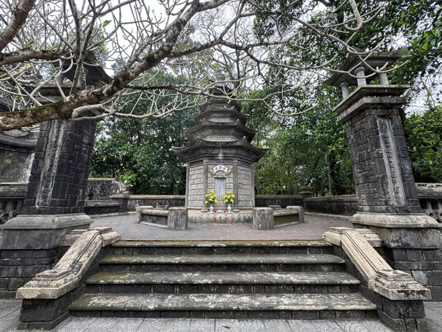 Bảo tháp cố Đại lão Hòa thượng Thích Trí Thủ trong khuôn viên tổ đình Báo Quốc