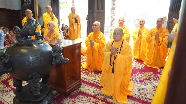 Chư Tăng tham dự khóa lễ cúng ngọ