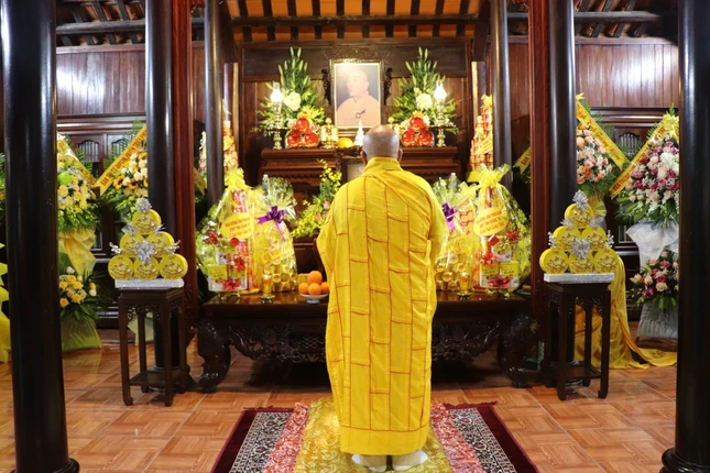 Hòa thượng Thích Thiện Tấn, Ủy viên Thường trực Hội đồng Trị sự, Trưởng ban Trị sự GHPGVN tỉnh Quảng Trị tưởng niệm Trưởng lão Hòa thượng Thích Chánh Trực tại chùa Phật Học