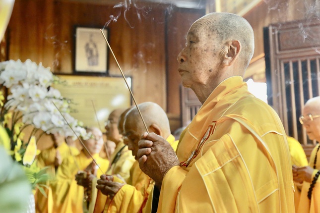 Chư tôn giáo phẩm dâng hương tưởng niệm