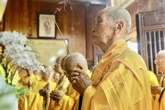 Chư tôn giáo phẩm dâng hương tưởng niệm