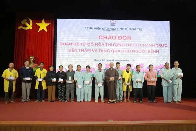 Hòa thượng Thích Giác Đạo thay mặt môn phái tổ đình Kim Tiên tặng quà đến các bệnh nhân tại Bệnh viện Đa khoa tỉnh Quảng Trị