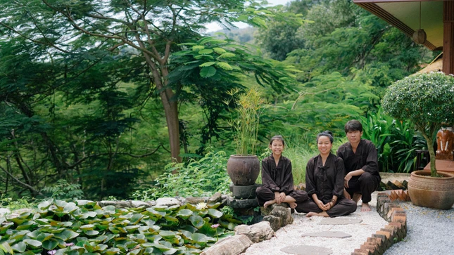 Cả nhà cùng về chùa cuối tuần - Ảnh: LVT