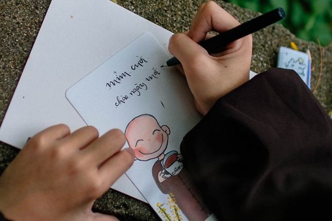 An lấy cảm hứng vẽ tranh từ việc đọc sách, từ niềm vui mỗi ngày đi học, đi chùa, chơi với bạn, chơi với ba mẹ, chơi với thiên nhiên... An lấy cảm hứng vẽ tranh từ việc đọc sách, từ niềm vui mỗi ngày đi học, đi chùa, chơi với bạn, chơi với ba mẹ, chơi với thiên nhiên...