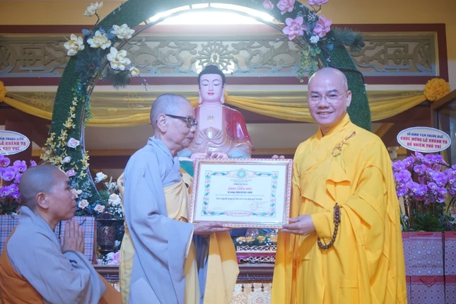 Thượng tọa Thích Thông Đạo trao Bằng tuyên dương công đức đến Ni trưởng Thích nữ Diệu Thuần Thượng tọa Thích Thông Đạo trao Bằng tuyên dương công đức đến Ni trưởng Thích nữ Diệu Thuần