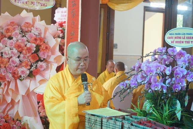 Thượng tọa Thích Huệ Chấn thay mặt Ban Thường trực Ban Trị sự Phật giáo TP.Đà Nẵng tuyên đọc quyết định bổ nhiệm trụ trì chùa Bảo Tịnh